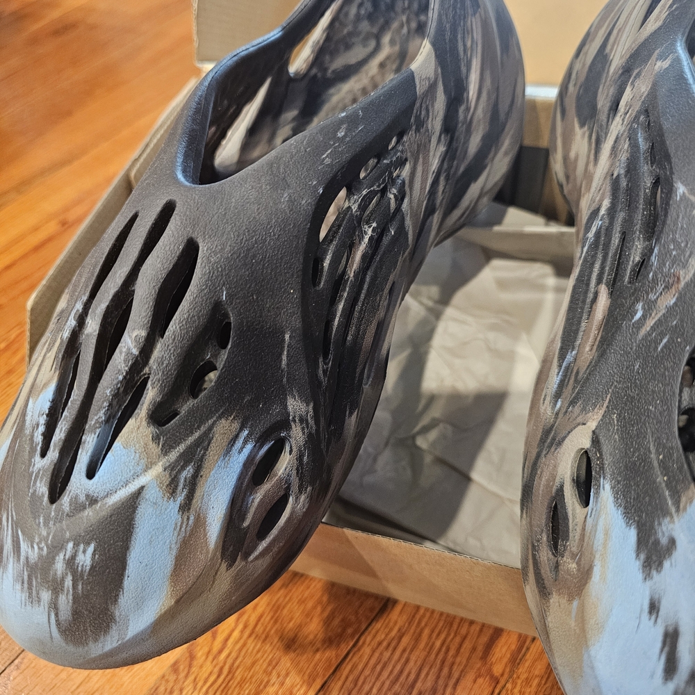Adidas YZY Foam RNR Box - Picture 5 of 9